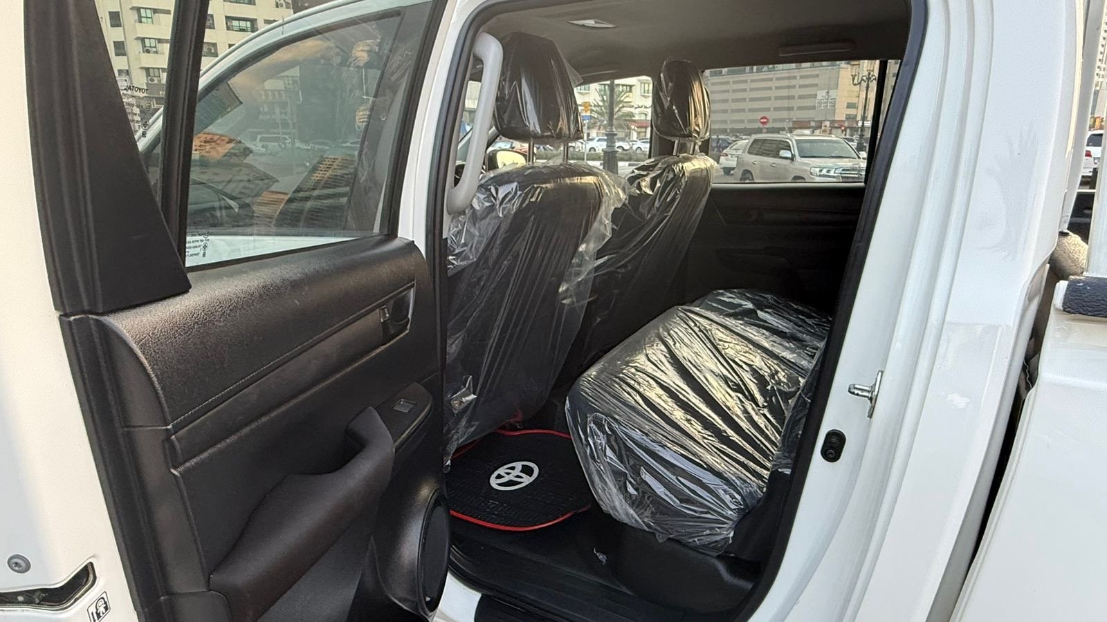 Toyota Hilux SR5 2018 White image